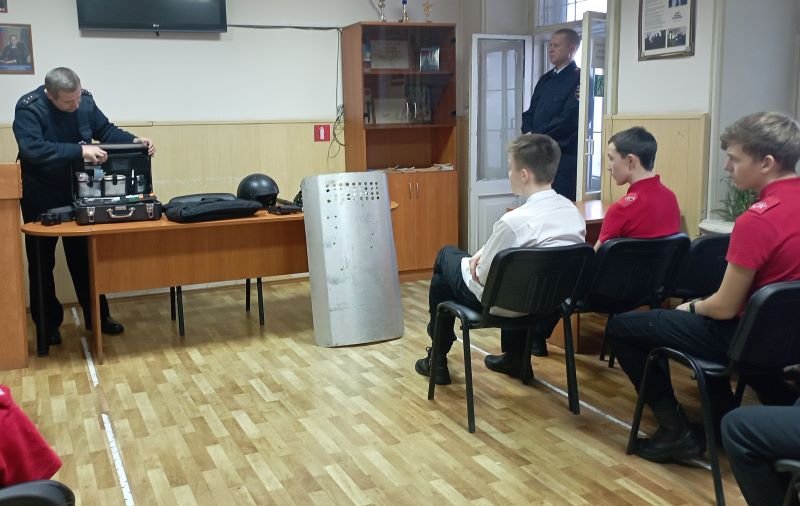 Старшеклассники чердынской школы посетили территориальный отдел полиции